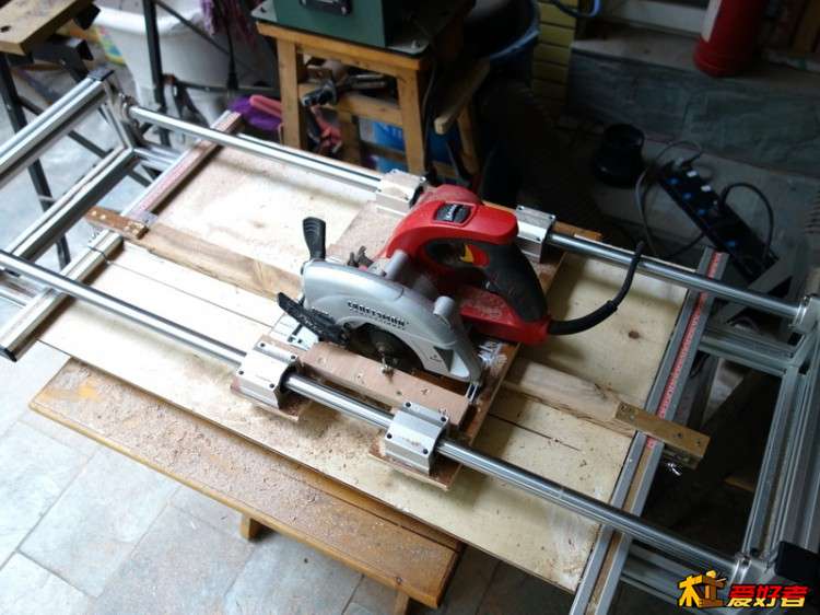 用直線光軸做的導軌鋸